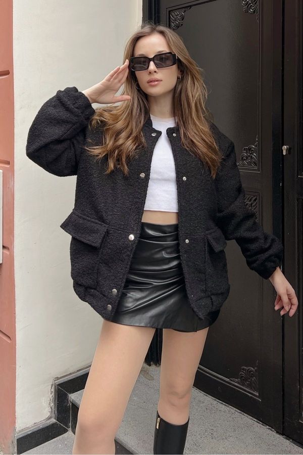 Bianco Lucci Bianco Lucci Ženski dvojni žepi Spiderman tkaninski plašč s snap pritrdilnim elementom.