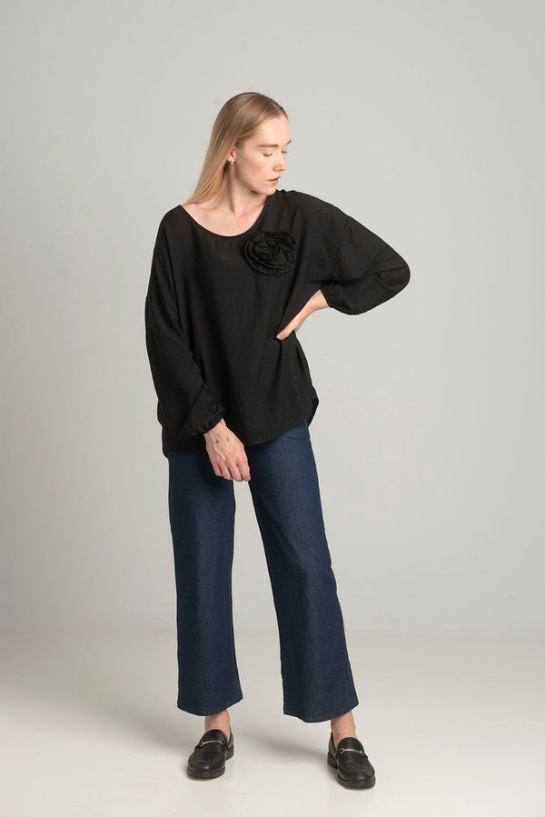 FASHION Black oversize blouse with a decorative flower