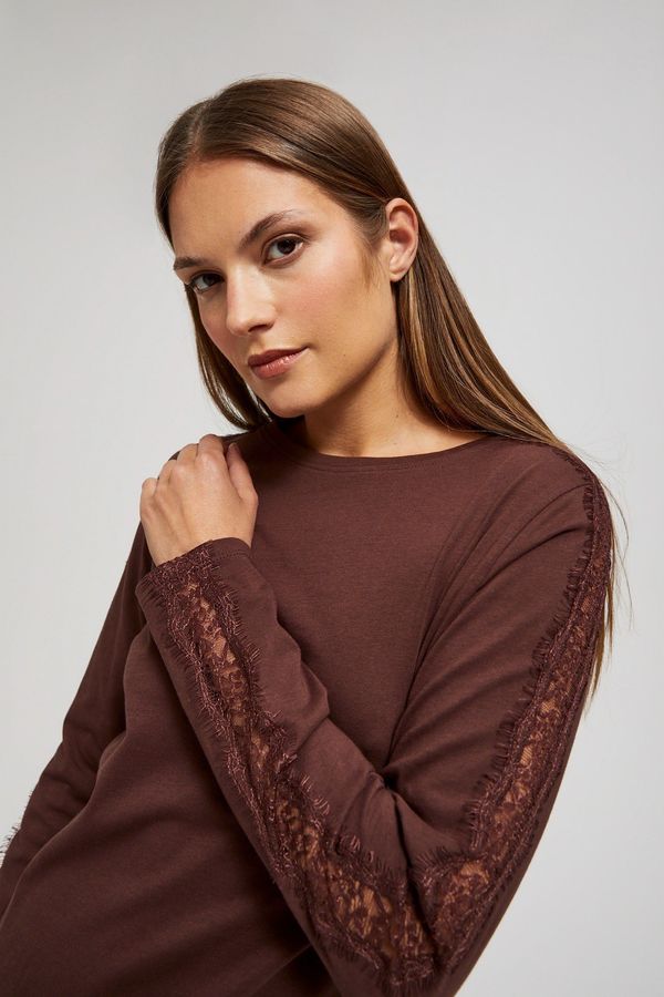 Moodo Blouse with lace on the sleeves