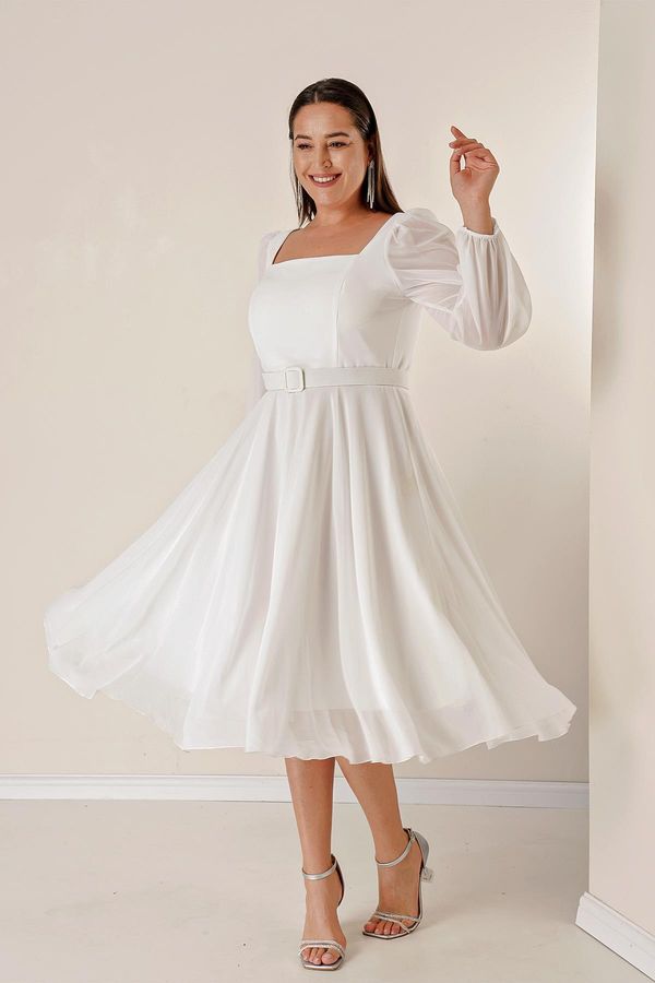 By Saygı By Saygı Plus Size Chiffon obleka s kvadratnim izrezom, pasom in podloženo