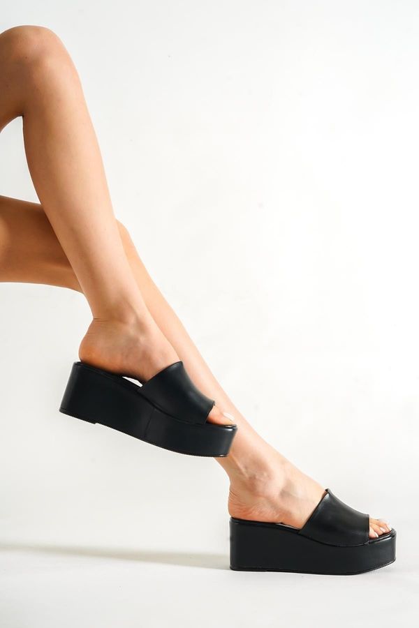 Capone Outfitters Capone Outfitters Capone Women's Wedge Heels and Single Strap Women's Flatform Slippers.