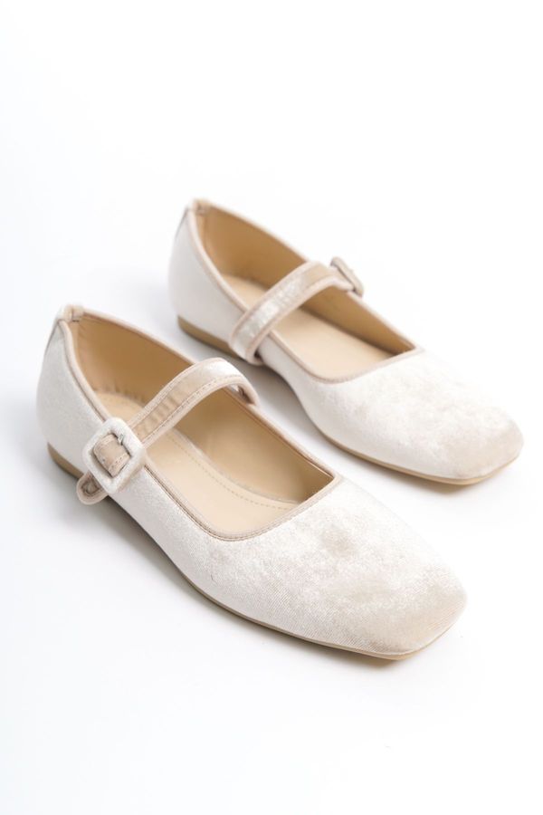 Capone Outfitters Capone Outfitters Women's Beige Buckle Detail Velvet Ballet Flats