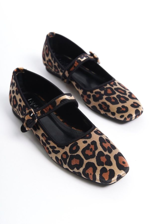 Capone Outfitters Capone Outfitters Women's Buckle Detailed Leopard Velvet Ballerinas