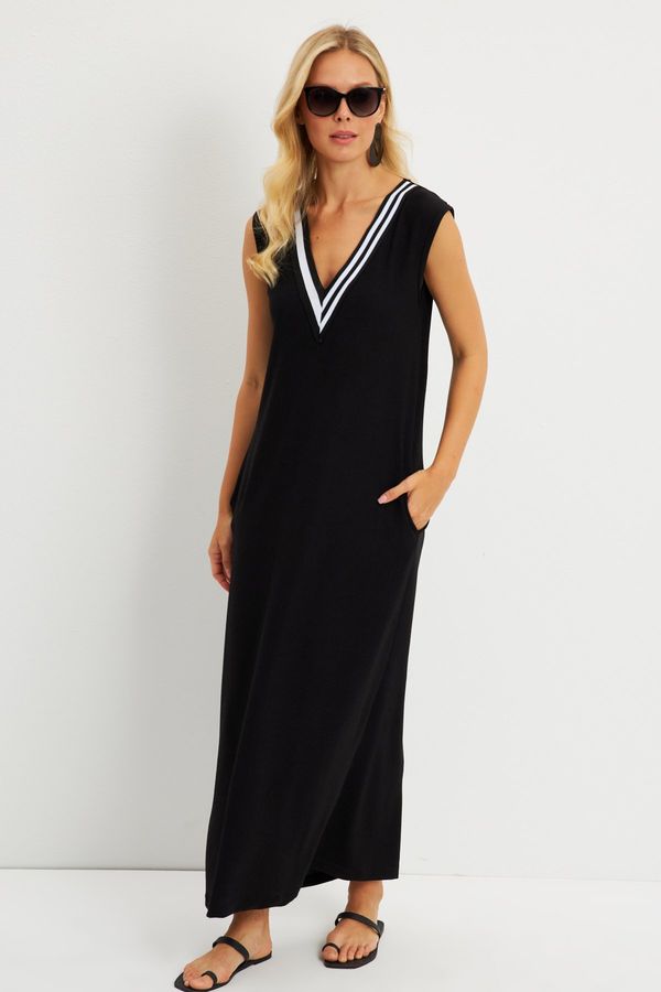 Cool & Sexy Cool & Sexy Women's Black V-Neck Blocked Maxi Dress