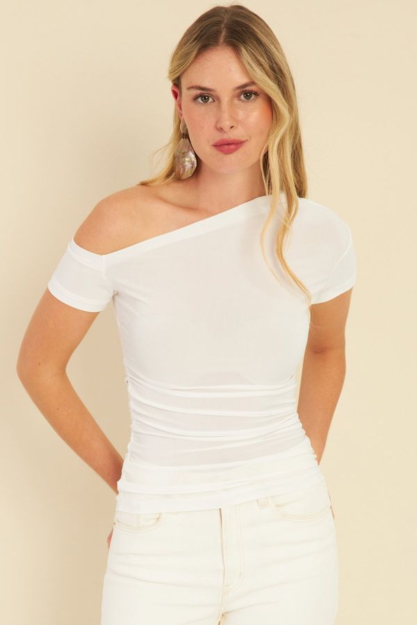 Cool & Sexy Cool & Sexy Women's White Gathered Sides Blouse
