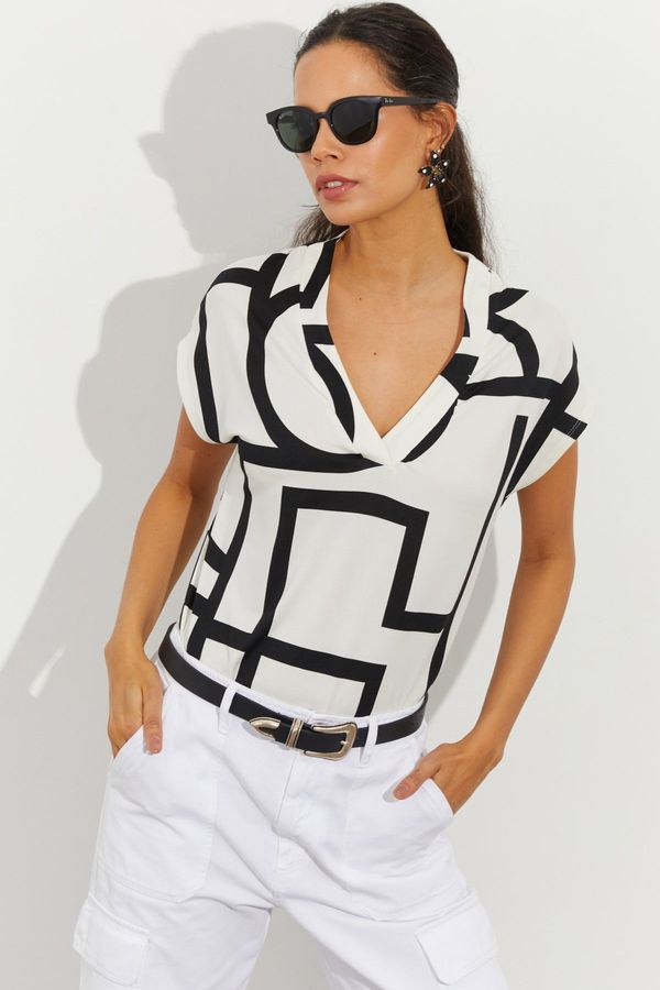 Cool & Sexy Cool & Sexy Women's White Patterned V-Neck Blouse