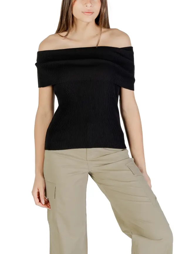 Only Črn top z ladjastim izrezom