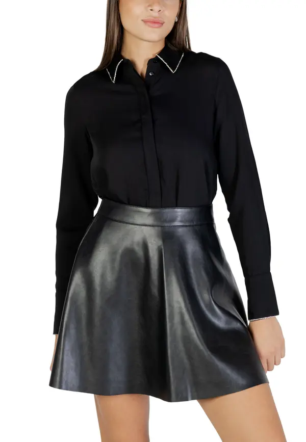 Only Črna srajca in usnjeno krilo