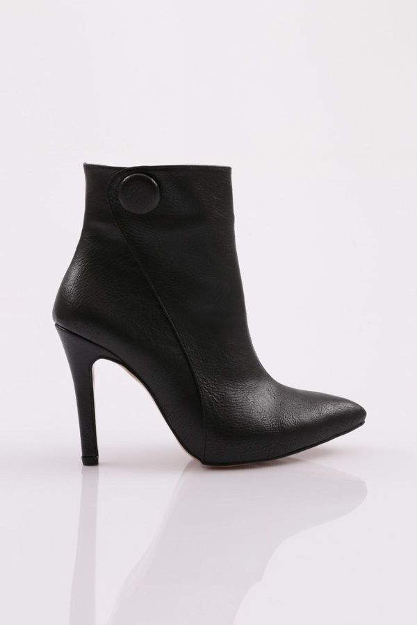 DGN DGN 4251 Women's Pointed Toe Button Detailed Thin Heeled Boots.