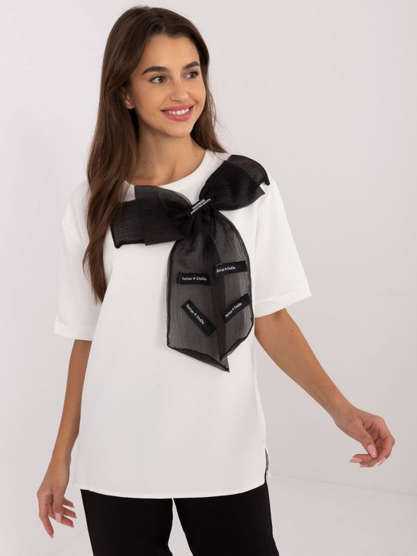 Fashionhunters Ecru-black short-sleeved formal blouse