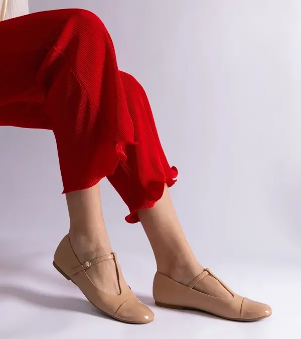 Gemre Gemre Beige ballet flats with a patent toe Gloriana