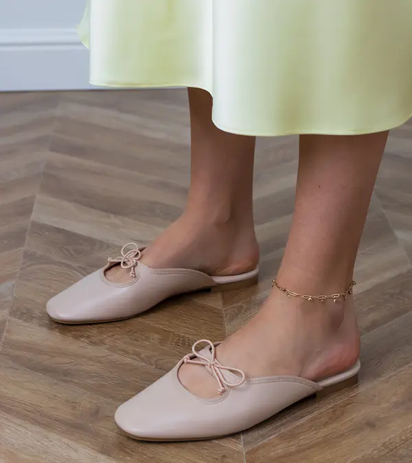 Gemre Gemre Beige closed-toe flat sandals Matila