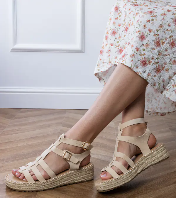 Gemre Gemre Beige espadrille sandals on a low platform Amur