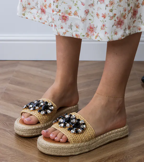 Gemre Gemre Beige espadrille slides with black crystals Luas