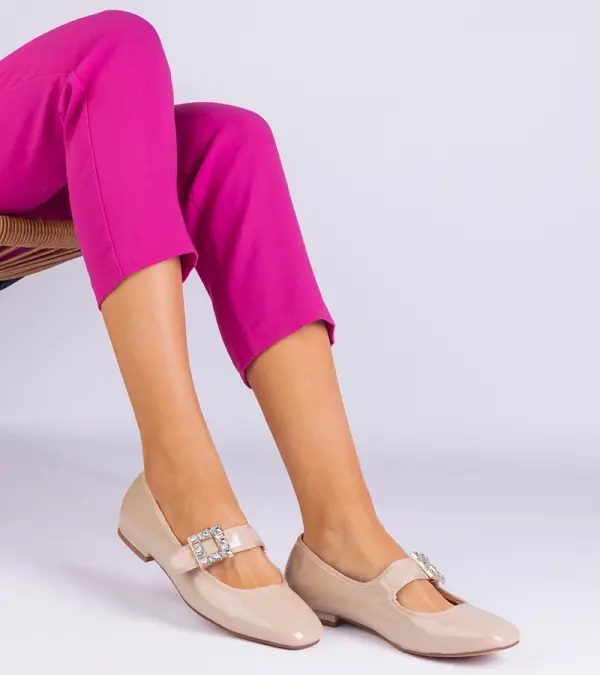 Gemre Gemre Beige patent leather ballet flats decorated with a buckle Furseda