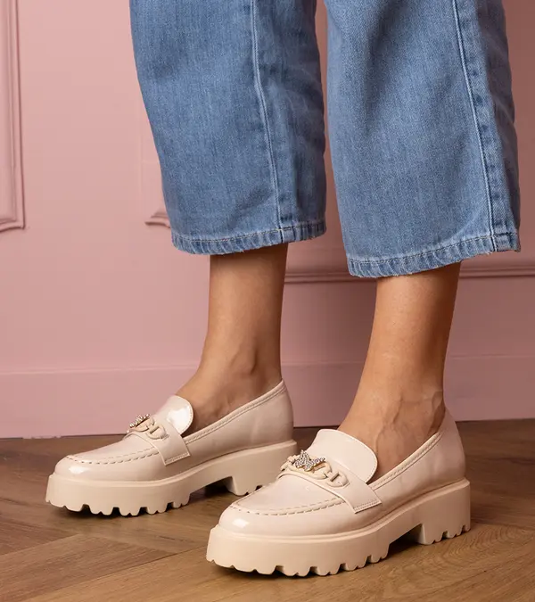 Gemre Gemre Beige Patent Loafers with Rhinestone Butterfly Sanita