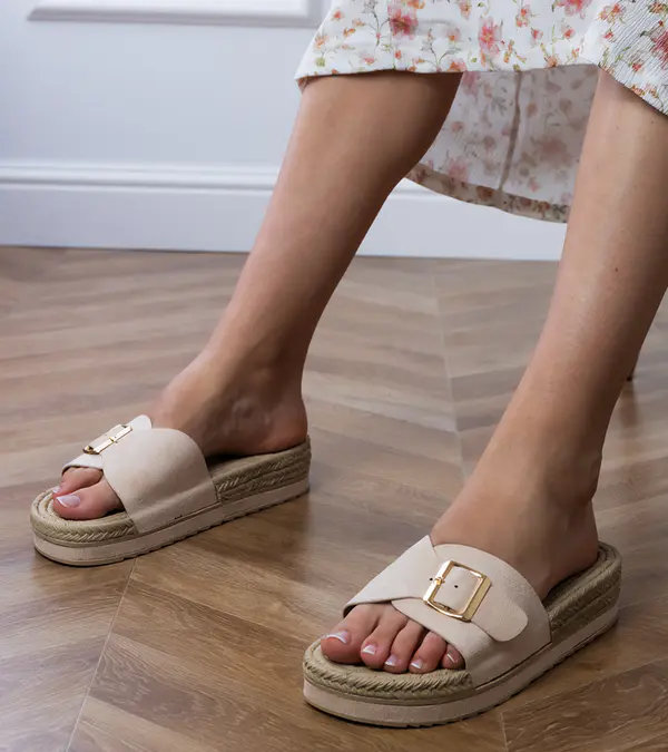 Gemre Gemre Beige platform slides with a buckle on the Umsa strap