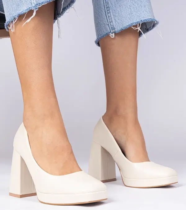 D/CEO Gemre Beige pumps with a chunky block heel and square toe Irenois