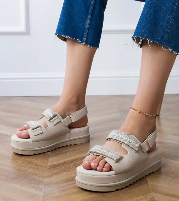 Gemre Gemre Beige sandals with embroidered straps on a platform Jenisej