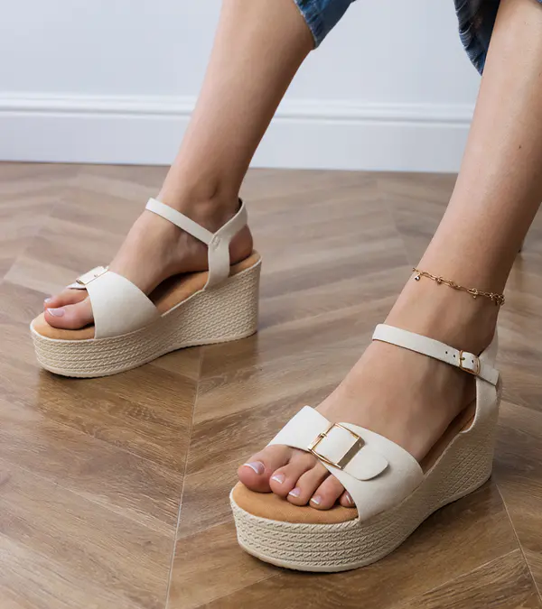 Gemre Gemre Beige women's sandals with decorative buckle Sarni