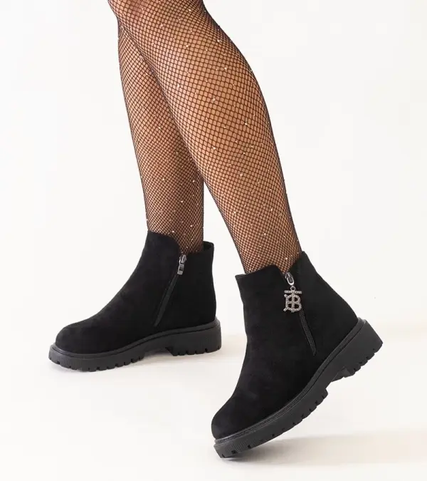 Gemre Gemre Black ankle boots with decorative charm on eco-suede platform Melane