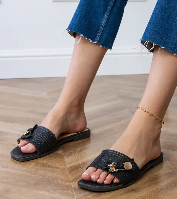 Gemre Gemre Black flat sandals with gold ornament Merelis