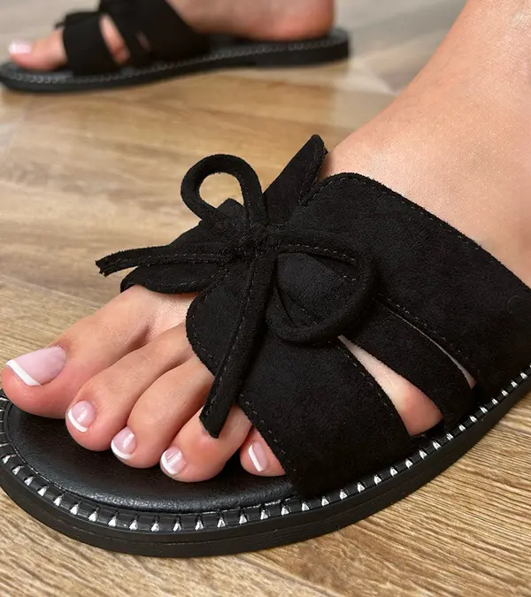 Gemre Gemre Black flip-flops with a bow and edge embellishment Favira