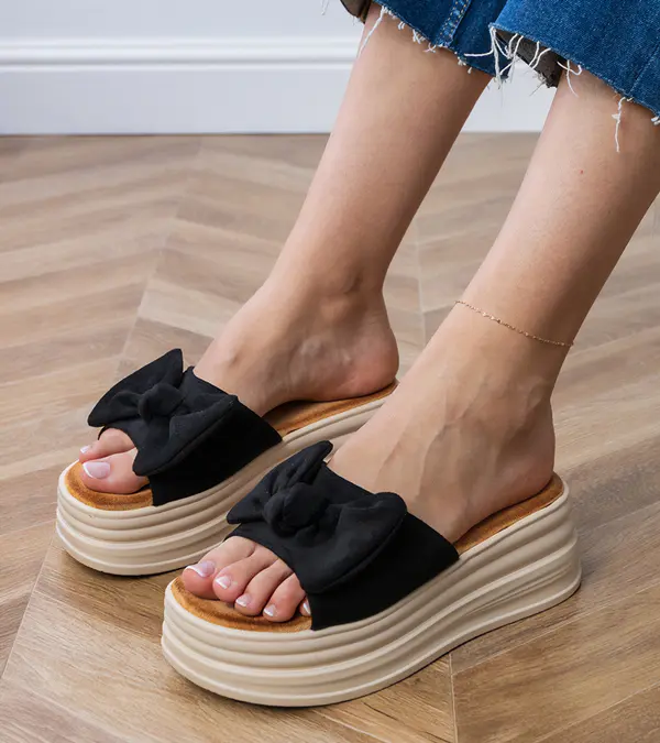 Gemre Gemre Black platform flip-flops with a bow Ados