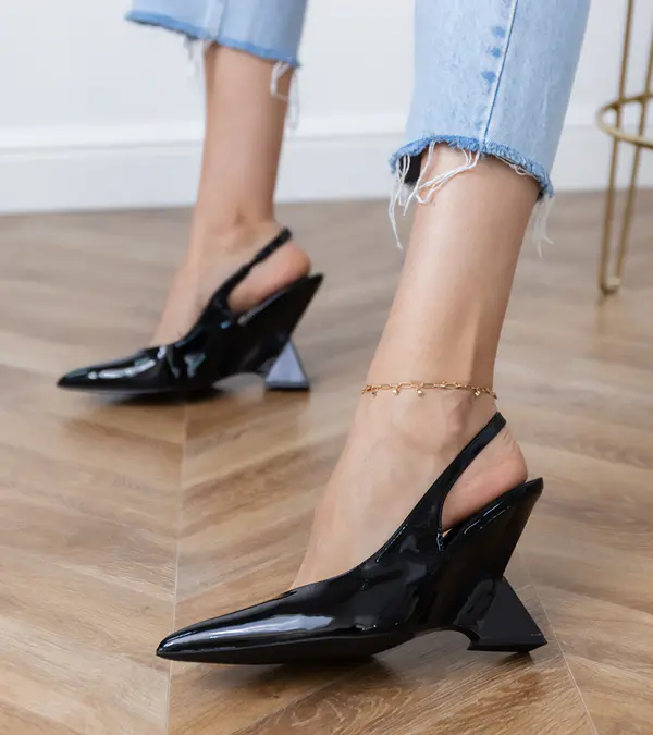 Gemre Gemre Black sandals on a geometric wedge Kokkes