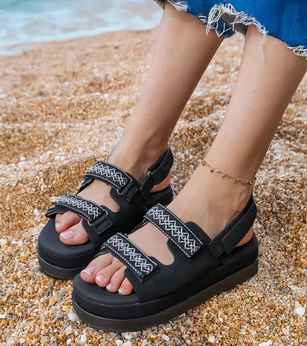 Gemre Gemre Black sandals with embroidered straps on a platform Jenisej