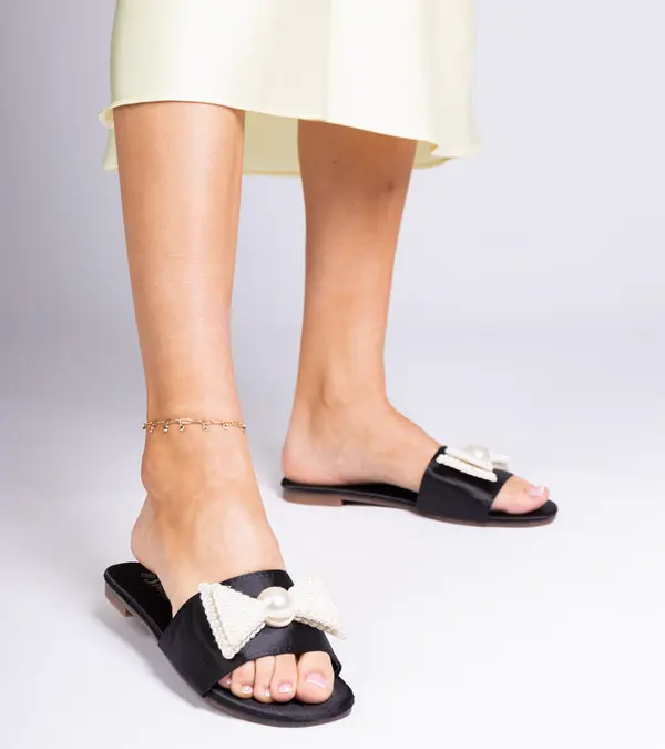 Gemre Gemre Black satin slides with a bow and pearls Perlino