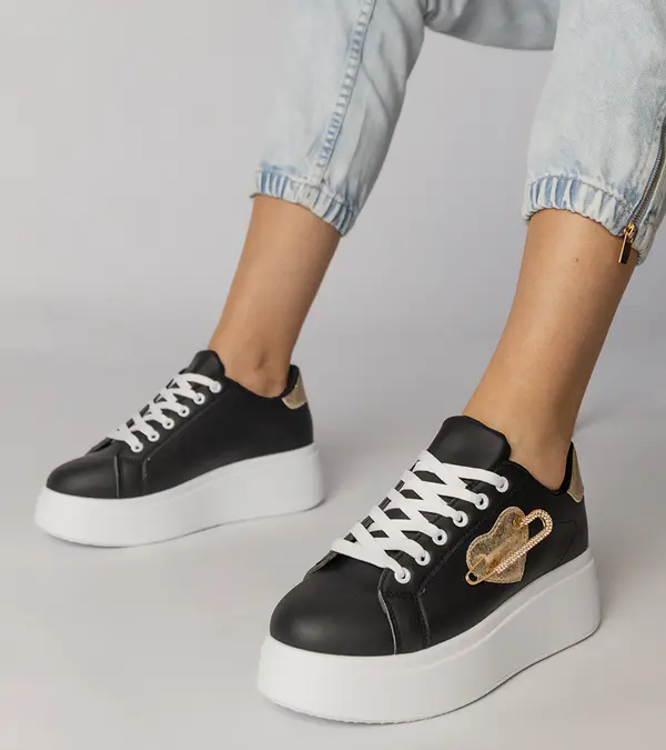 Gemre Gemre Black sneakers with a heart pierced by a pin Lerisol