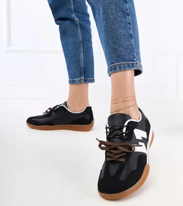 Gemre Gemre Black sneakers with colorful laces Bekki