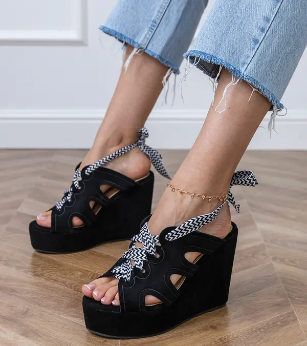 Gemre Gemre Black wedge sandals with decorative lacing Lakota