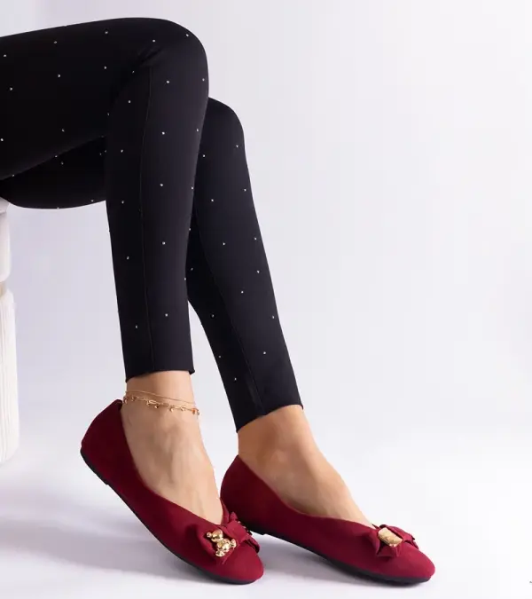 Gemre Gemre Burgundy ballet flats adorned with a bow and brooch Esdras