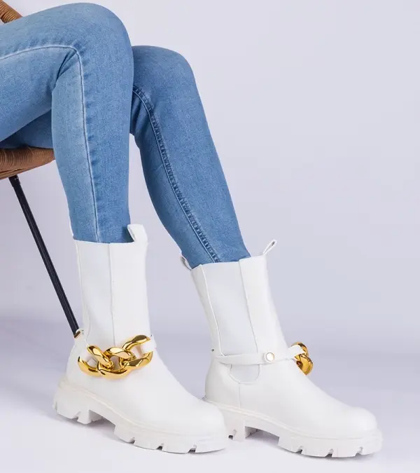 Gemre Gemre Florisenda white ankle boots decorated with a chunky chain