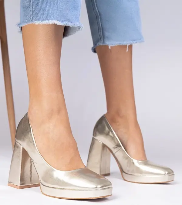 Gemre Gemre Gold pumps on a chunky heel with a square toe Irenois