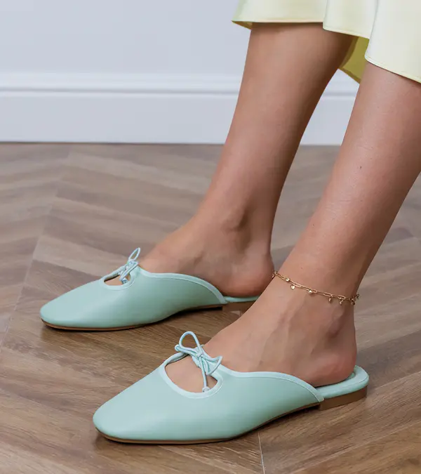 Gemre Gemre Green closed-toe sandals on a flat sole Matila