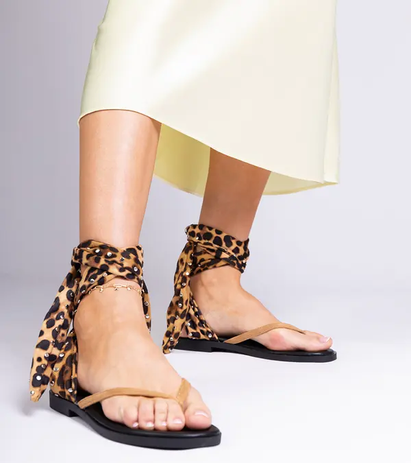 Gemre Gemre Santrium leopard print thong sandals tied around the leg
