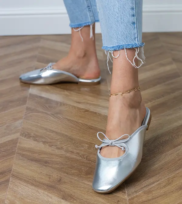 Gemre Gemre Silver closed-toe sandals on a flat sole Matila