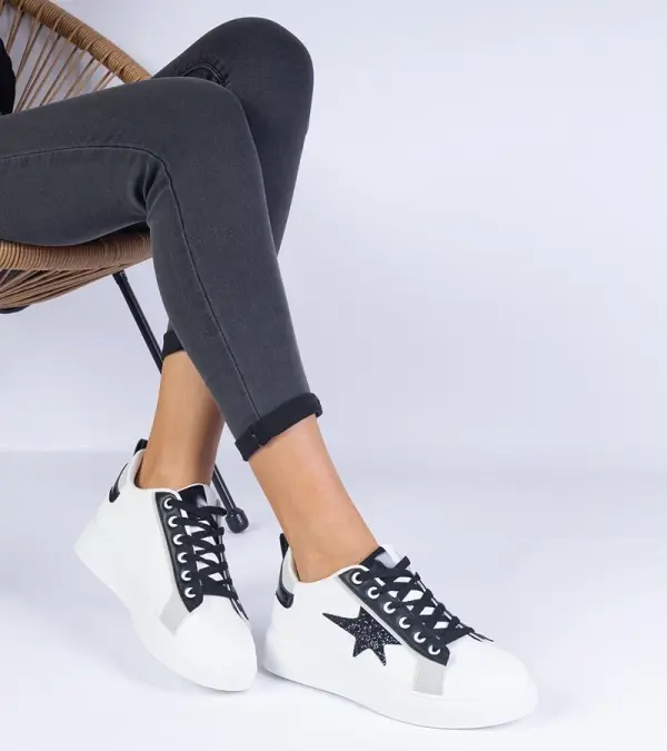 Gemre Gemre White sneakers adorned with a glittery star by Moransa