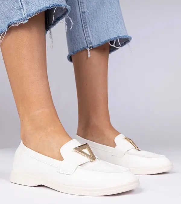 Gemre Gemre White women's loafers with elegant Viletta decoration