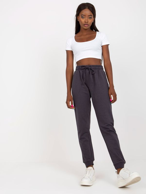 BASIC Feel Good Graphite sweatpants tied at the waist