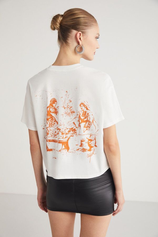 GRIMELANGE GRIMELANGE Fina Women's Back Print Detail Regular Fit Crew Neck 100% Organic Cotton Ecru T-shirt