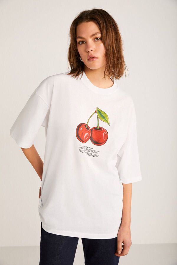 GRIMELANGE GRIMELANGE Odalys Women's 100% Organic Cotton Oversize Fit Loose Cut Cherry Printed Crew Neck White T-shir