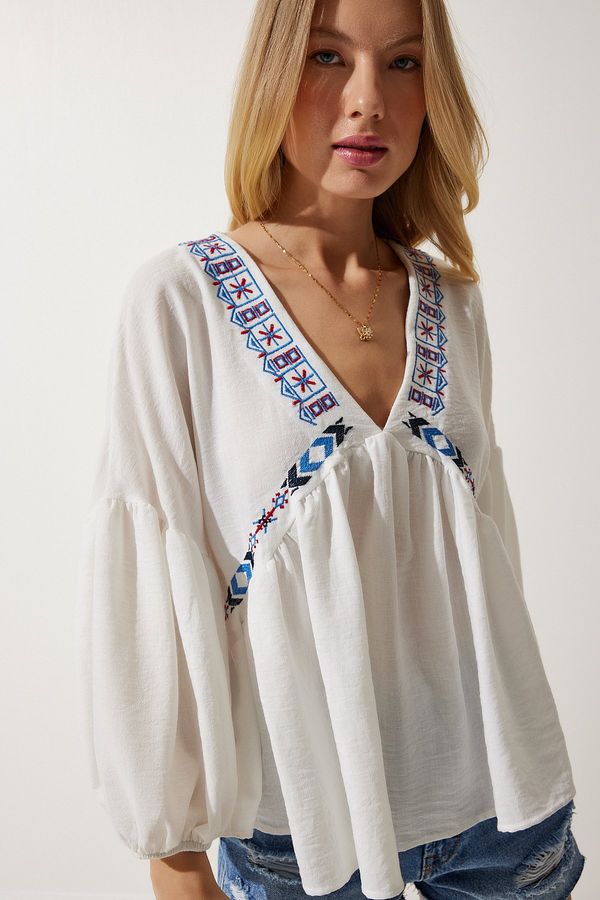 Happiness İstanbul Happiness İstanbul Women's Ecru Deep V Neck Flounce Embroidered Linen Blouse