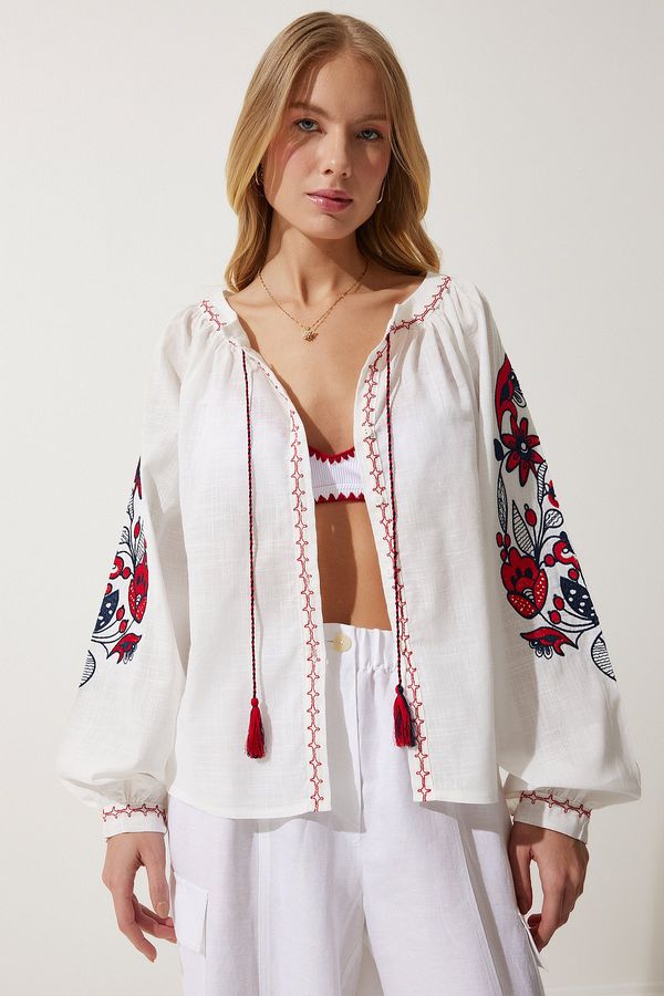 Happiness İstanbul Happiness İstanbul Women's White Embroidered Buttoned Linen Blouse