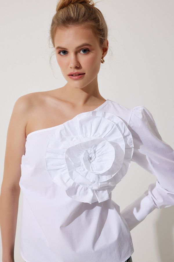 Happiness İstanbul Happiness İstanbul Women's White Premium Design Blouse with Flower Accessories