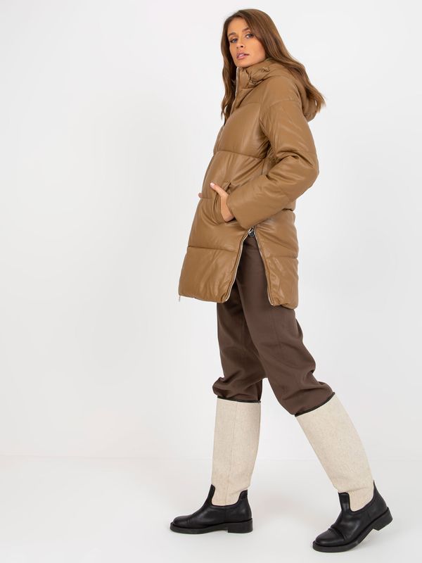 Fashionhunters Kamelja zimska jakna iz eko usnja s šivi