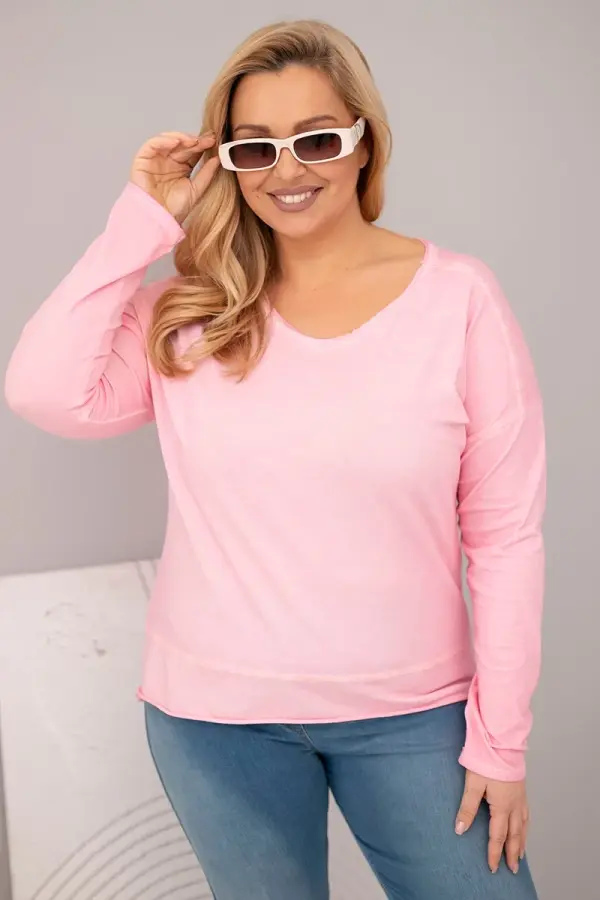 Kesi Włoski Kesi Włoski Plus Size women's blouse with a V-neck and a longer back light pink